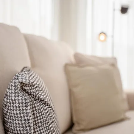 Liiiving In - Modern & Glam J