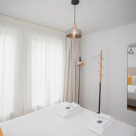 Liiiving In - Modern & Glam J *