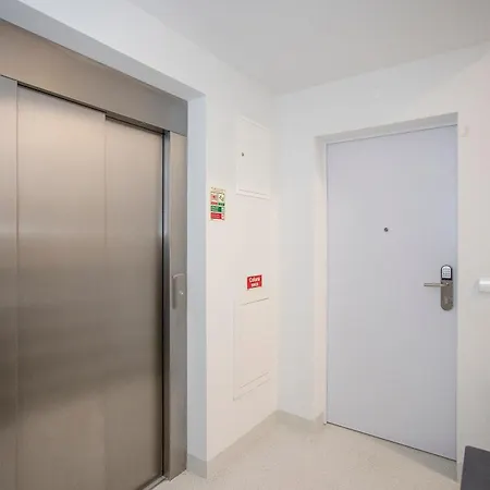 Apartment Lvg - Mga J - Red
